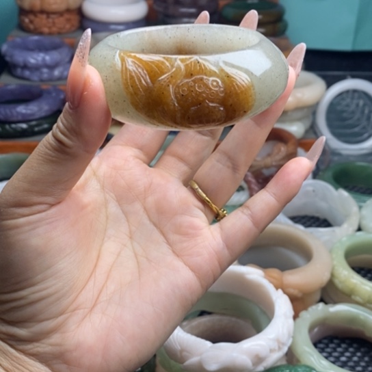 未镶嵌雕花手镯石英质玉