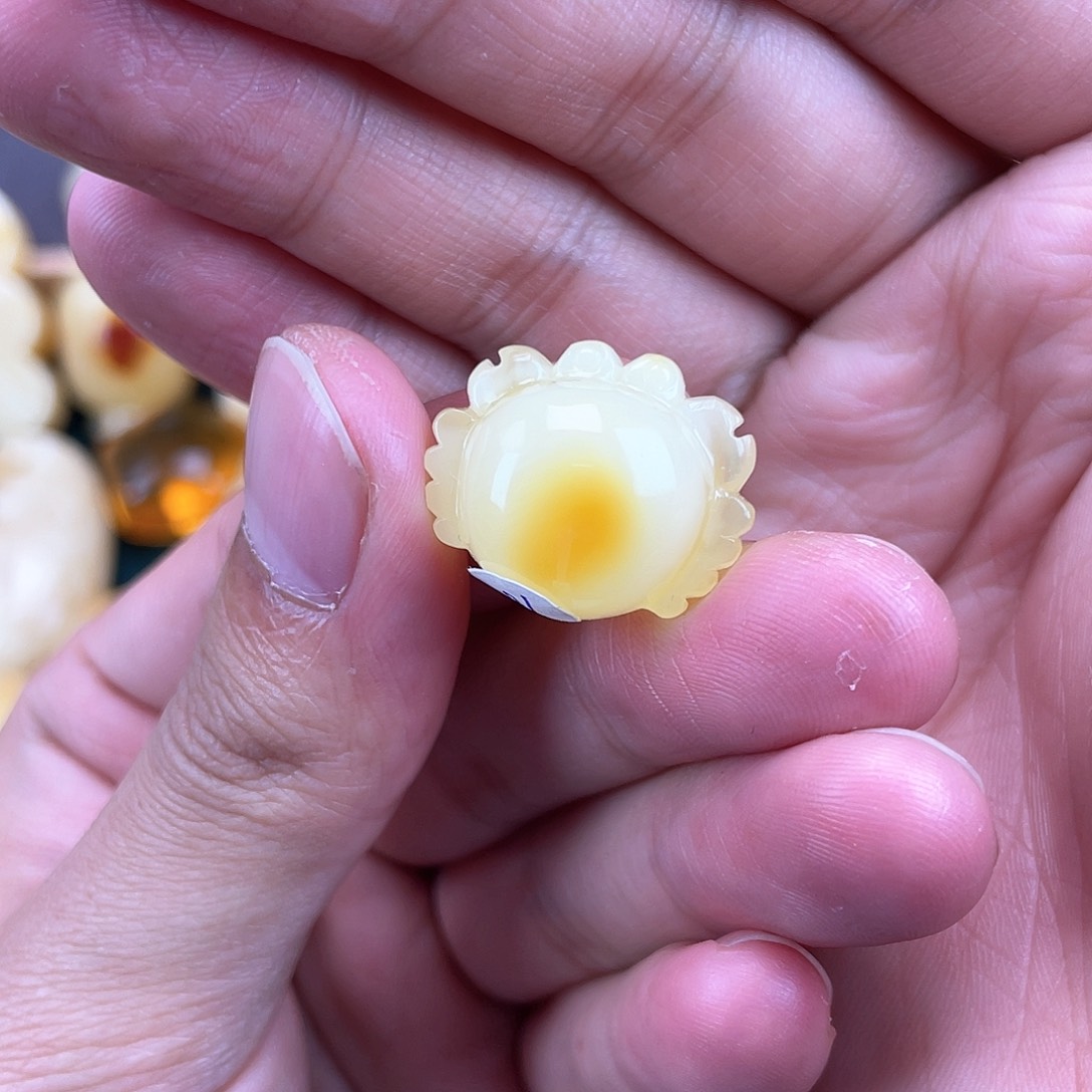琥珀裸石未镶嵌蜜蜡