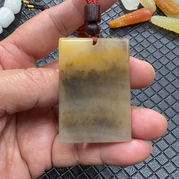 石英质玉（黄龙玉）颈饰未镶嵌