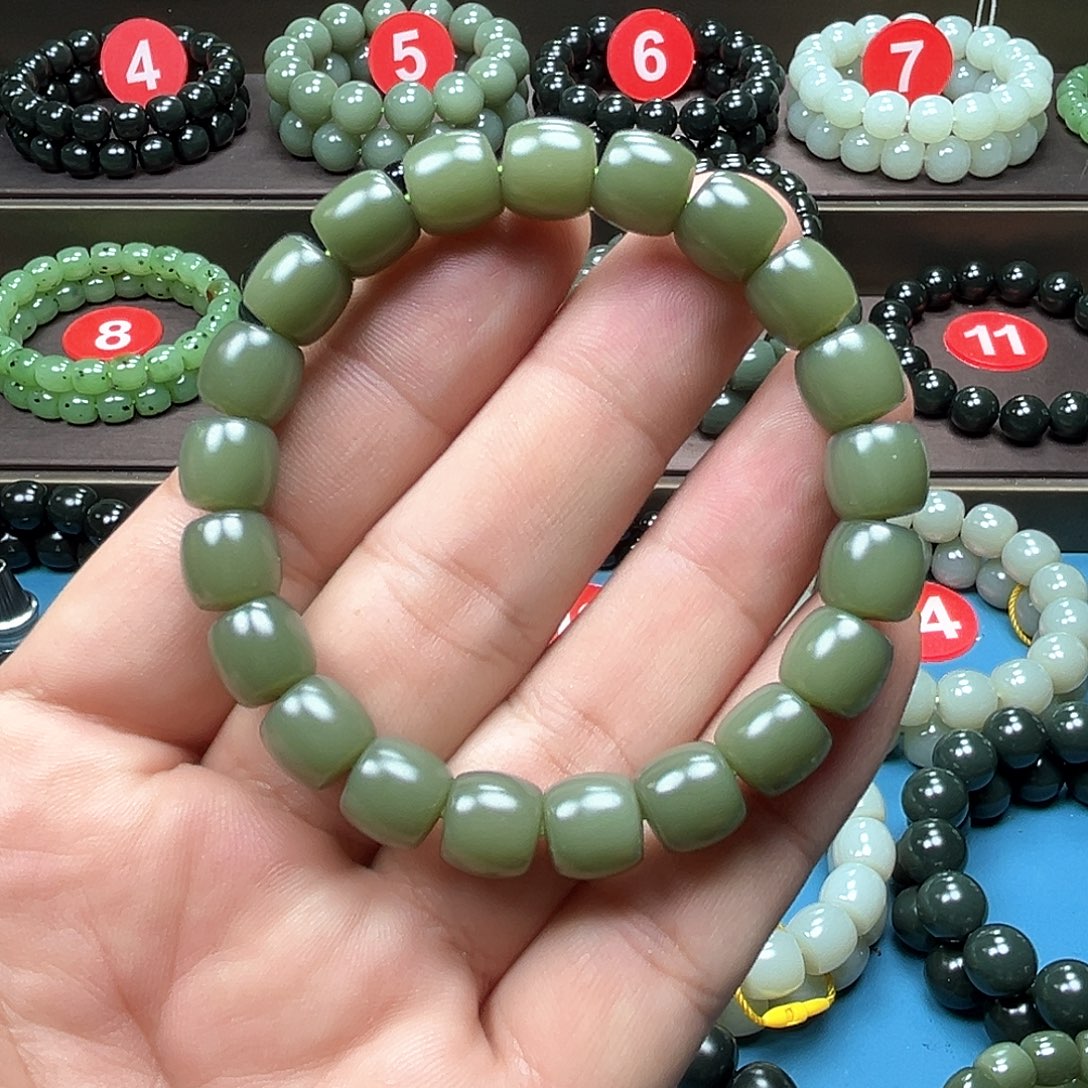 在***方和田玉未镶嵌手链