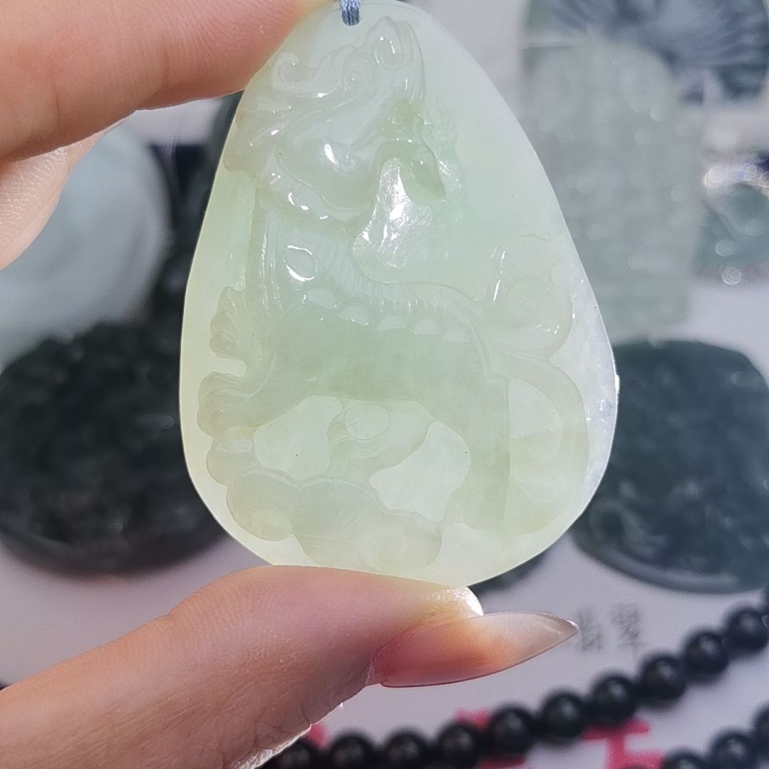翡翠颈饰未镶嵌天然的A货翡翠