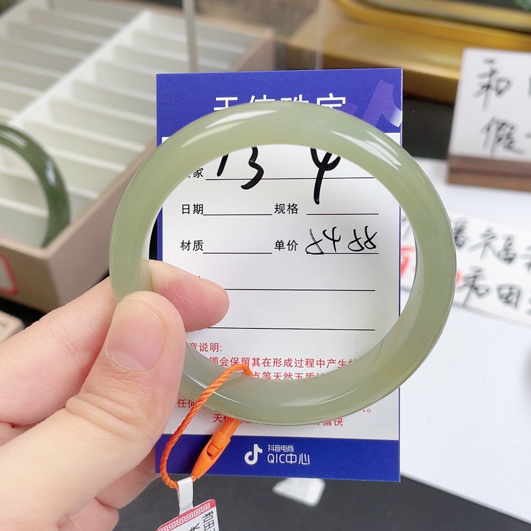 和田玉手镯未镶嵌