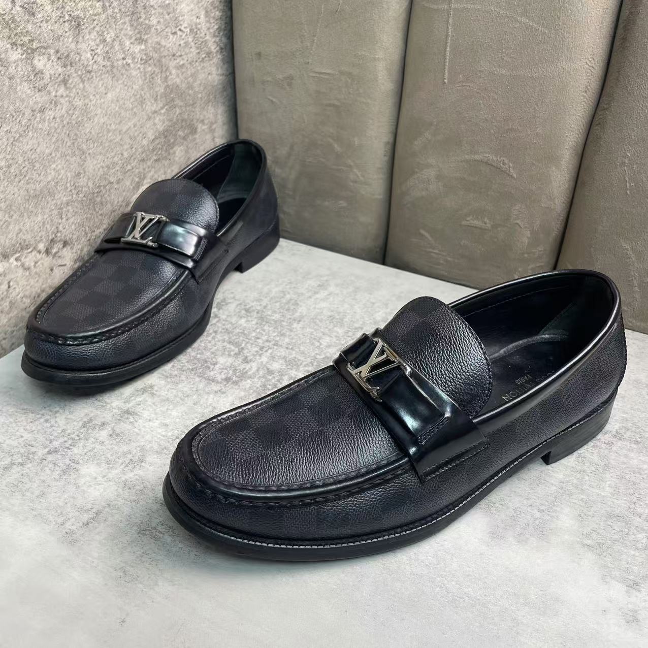 95新 LouisVuitton/路易威登 黑色皮革棋盘格银扣休闲皮鞋/41码