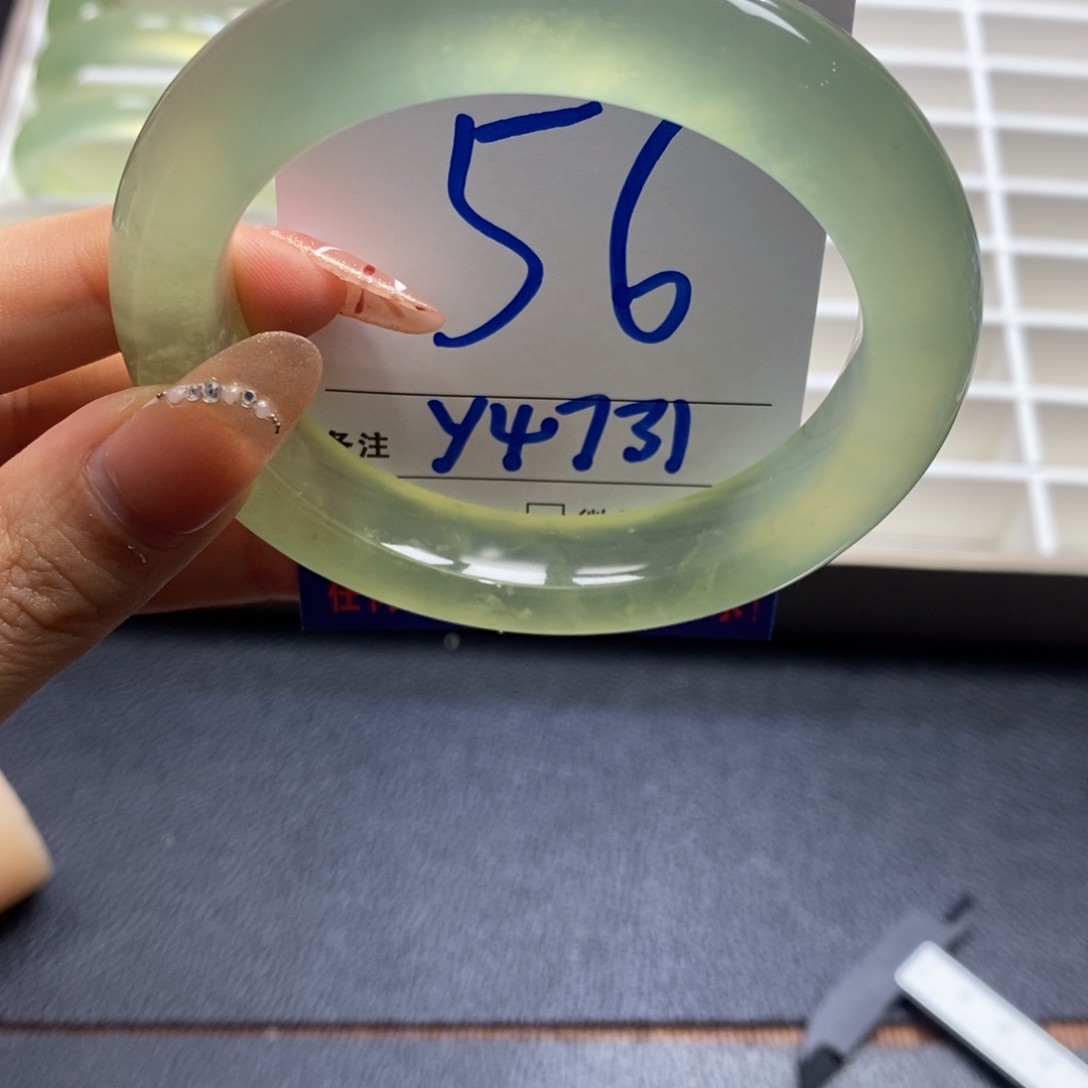 蛇纹石玉手镯足铂镶嵌