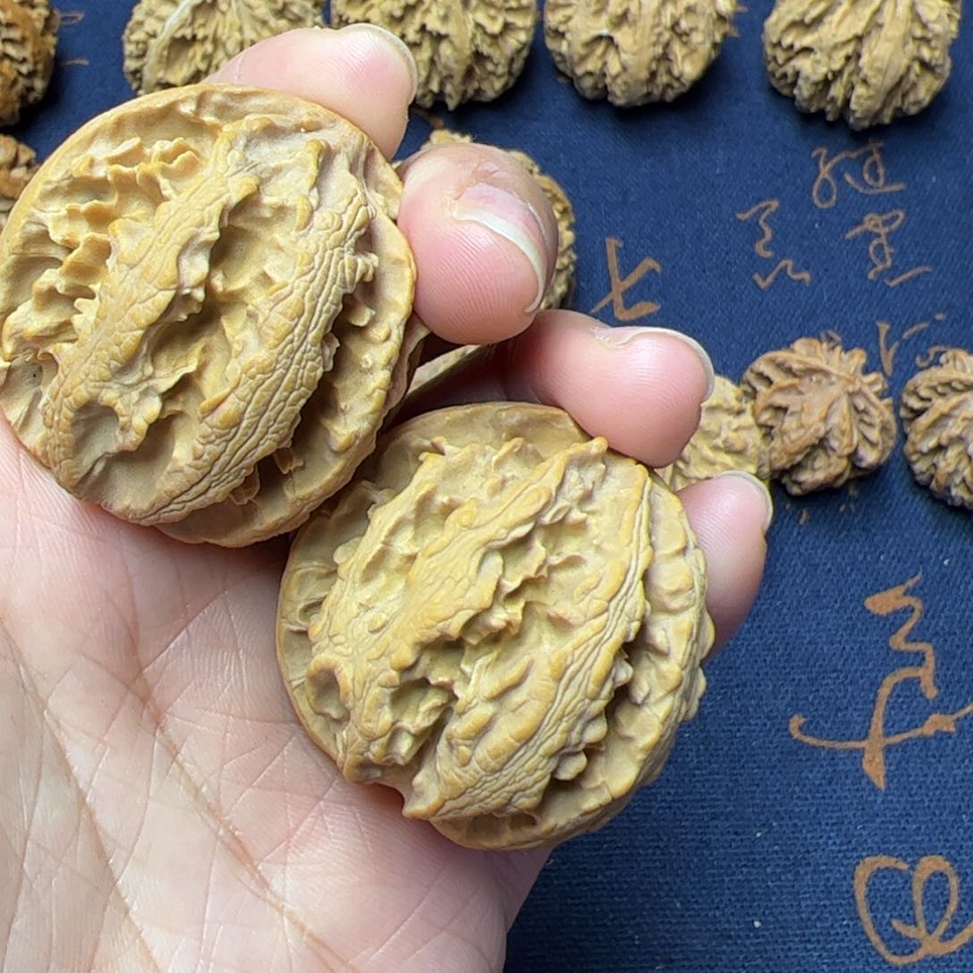 文玩核桃把件秦岭野生植物核桃