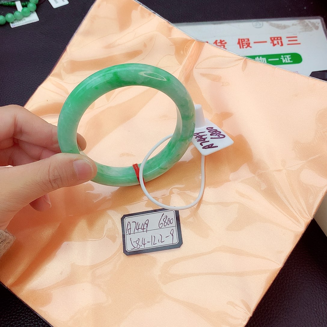 翡翠手镯未镶嵌翡翠