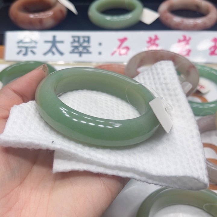 未镶嵌手镯石英质玉家**女