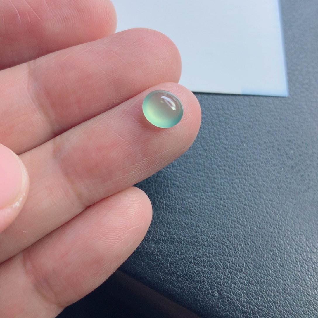 翡翠未镶嵌颈饰旦面