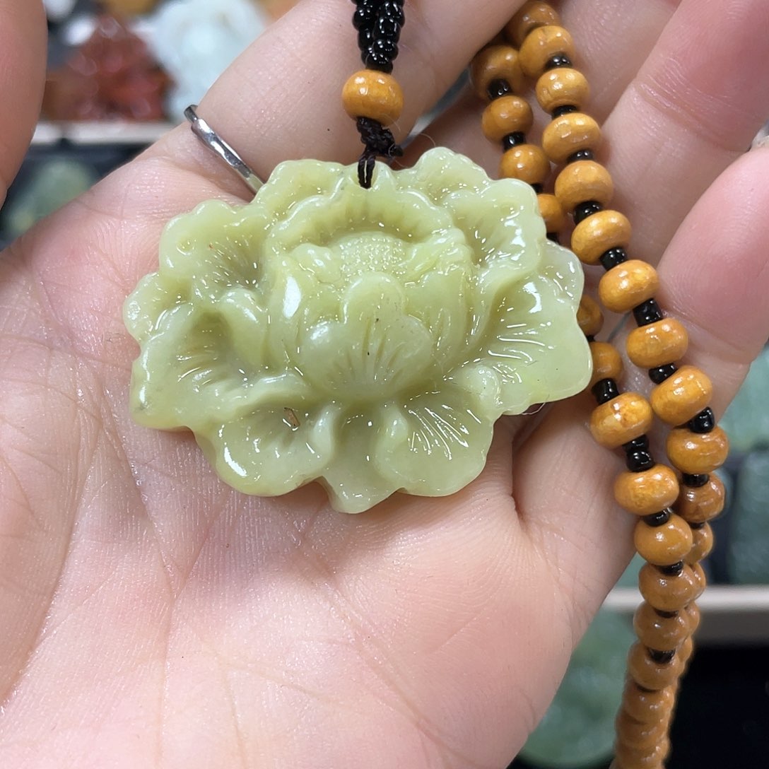 蛇纹石玉颈饰未镶嵌