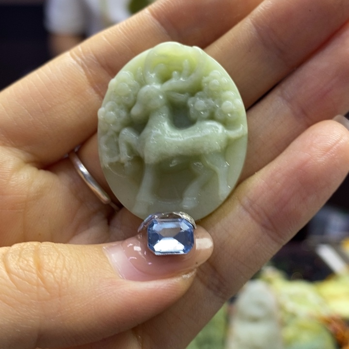 蛇纹石玉未镶嵌颈饰