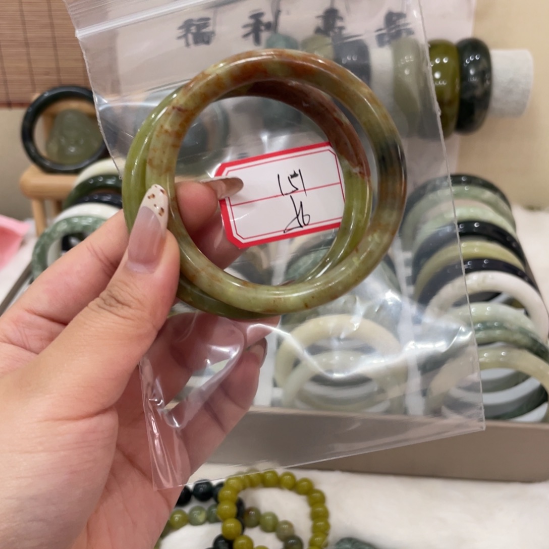 蛇纹石玉手镯未镶嵌