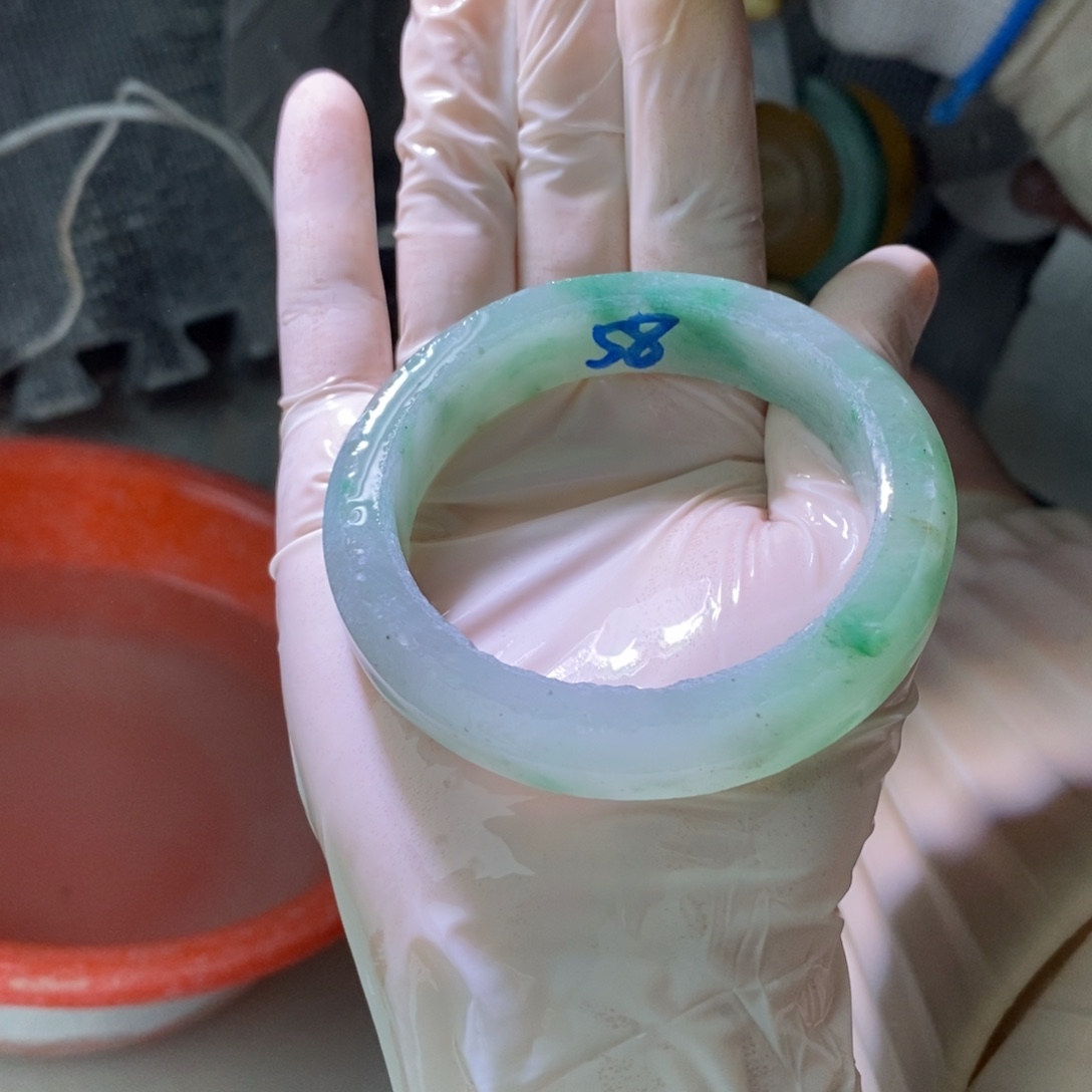 我***翔石英质玉（非洲翠）未镶嵌手镯定制