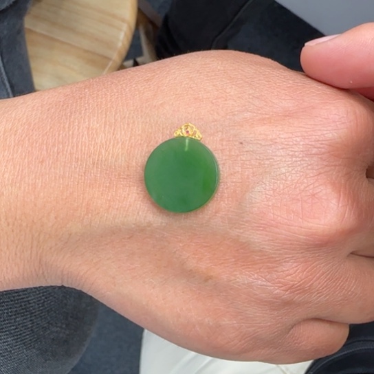 和田玉颈饰18K金镶嵌卡1.8裸石俄罗斯辣阳绿冰