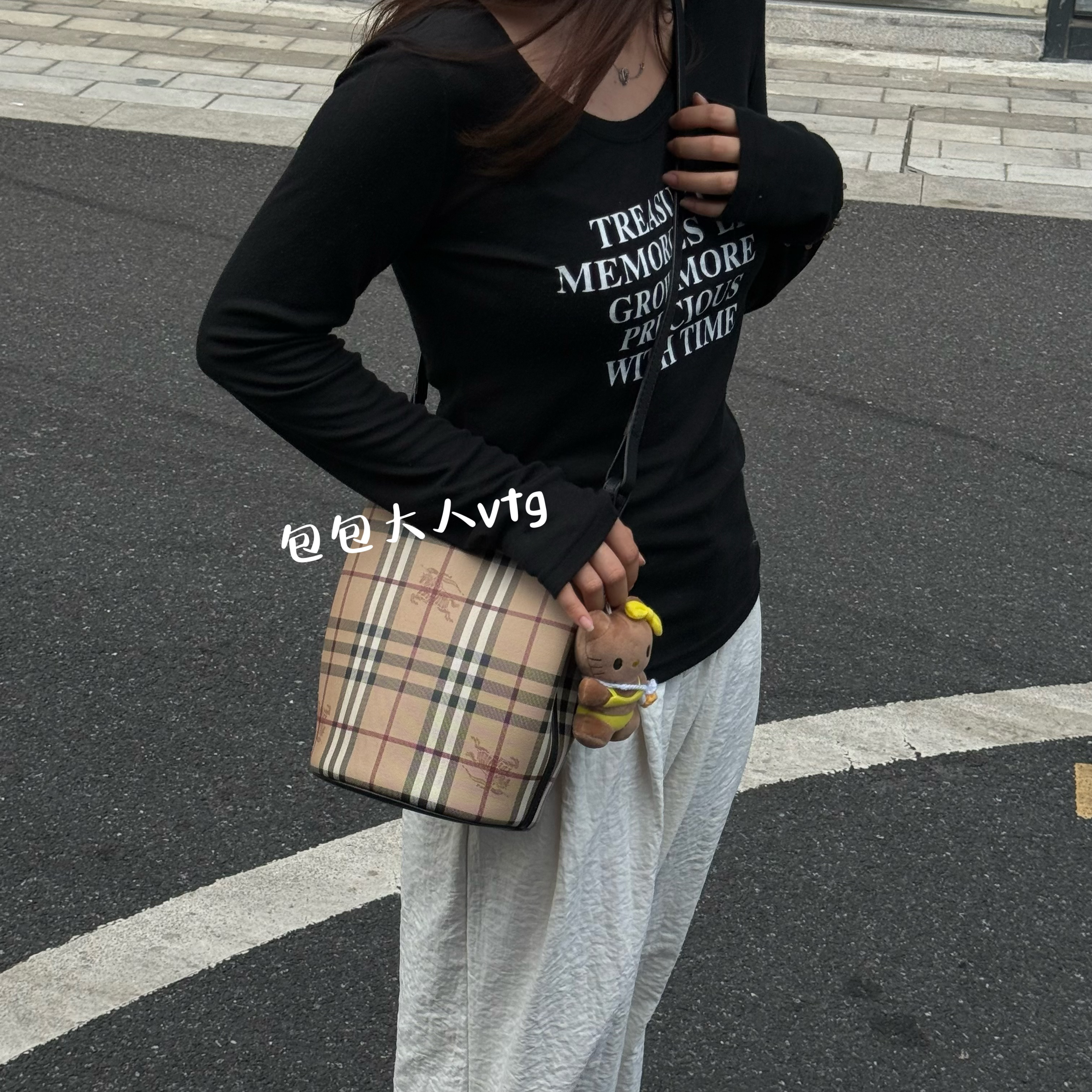 99新 BURBERRY/博柏利 经典战马格纹（黑内里）水桶单肩包