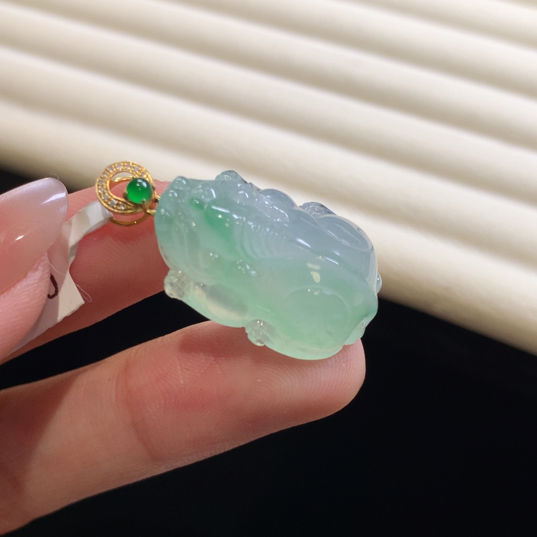 翡翠颈饰18K金镶嵌貔貅