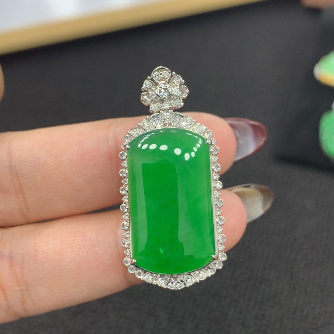 颈饰18K金镶嵌翡翠无事柱