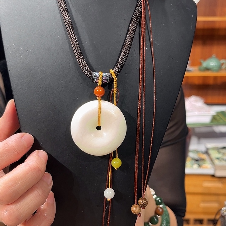 颈饰未镶嵌和田玉