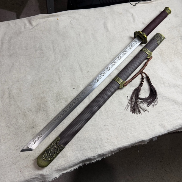 3241 龙泉昊天宝剑高锰钢锻打包皮鞘未开刃