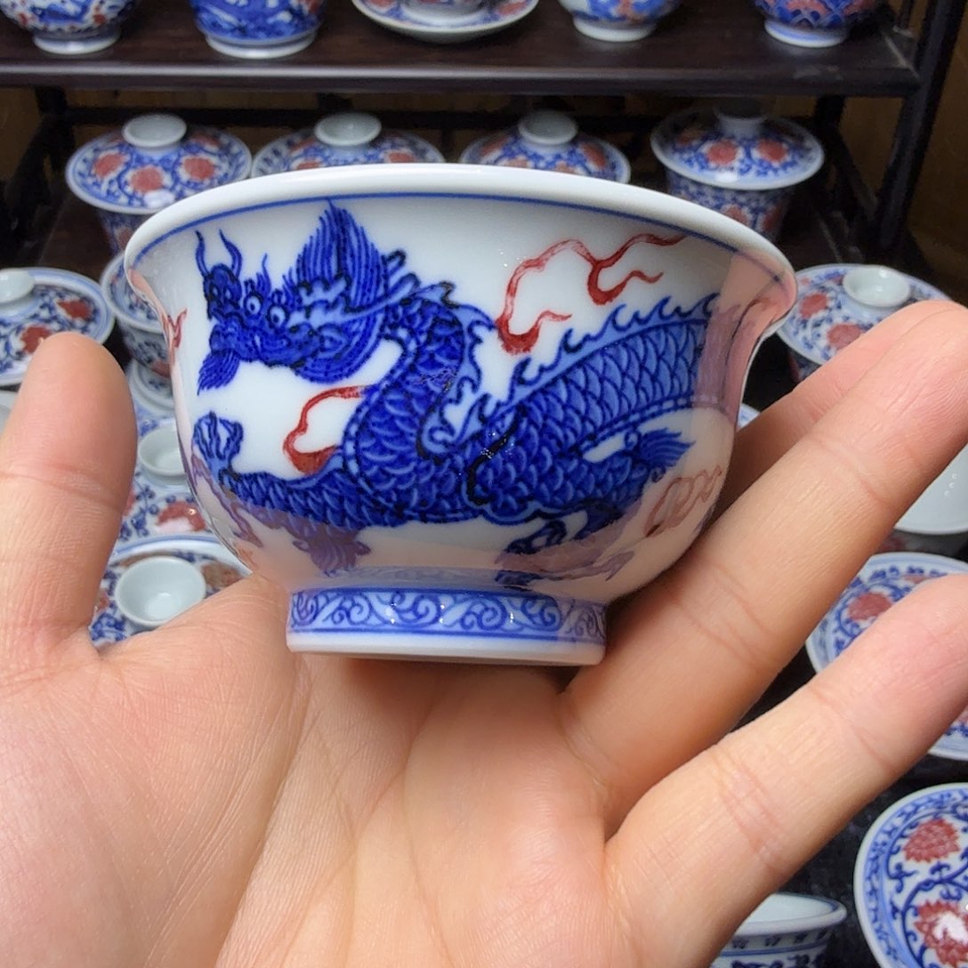 青花釉里红龙纹压手杯