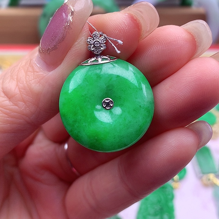 翡翠颈饰18K金镶嵌翡翠