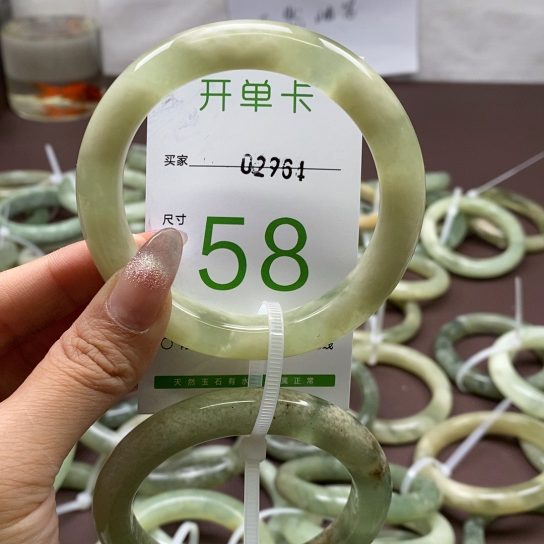 蛇纹石玉手镯未镶嵌