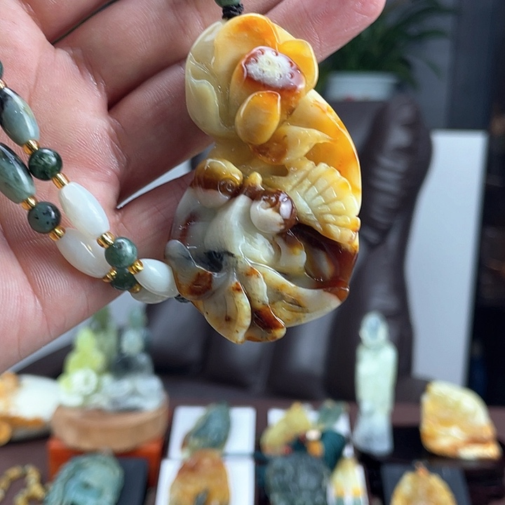 蛇纹石玉颈饰未镶嵌