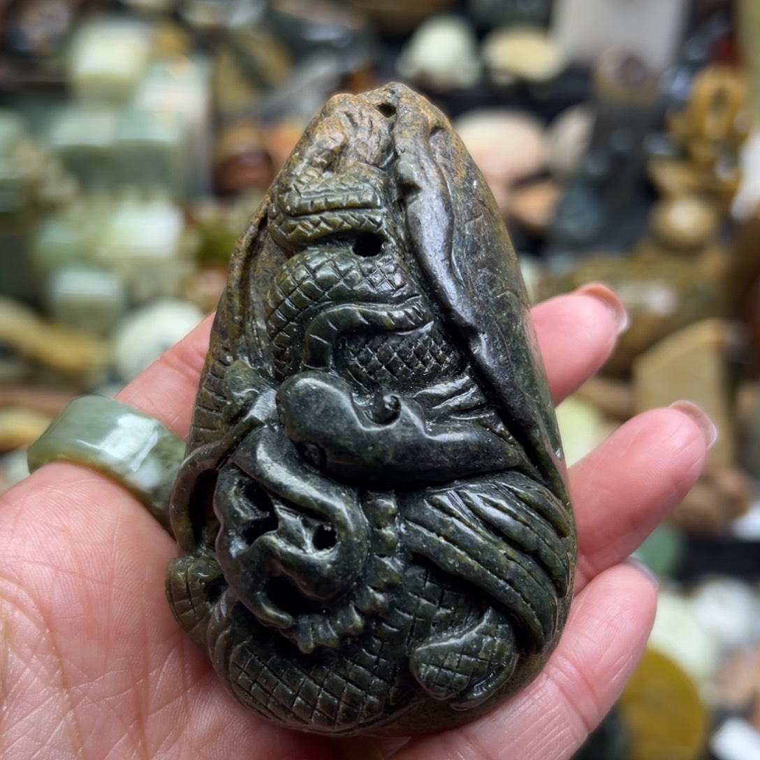 岫岩河磨玉（透闪石质玉）未镶嵌颈饰河磨玉打孔选手手玩