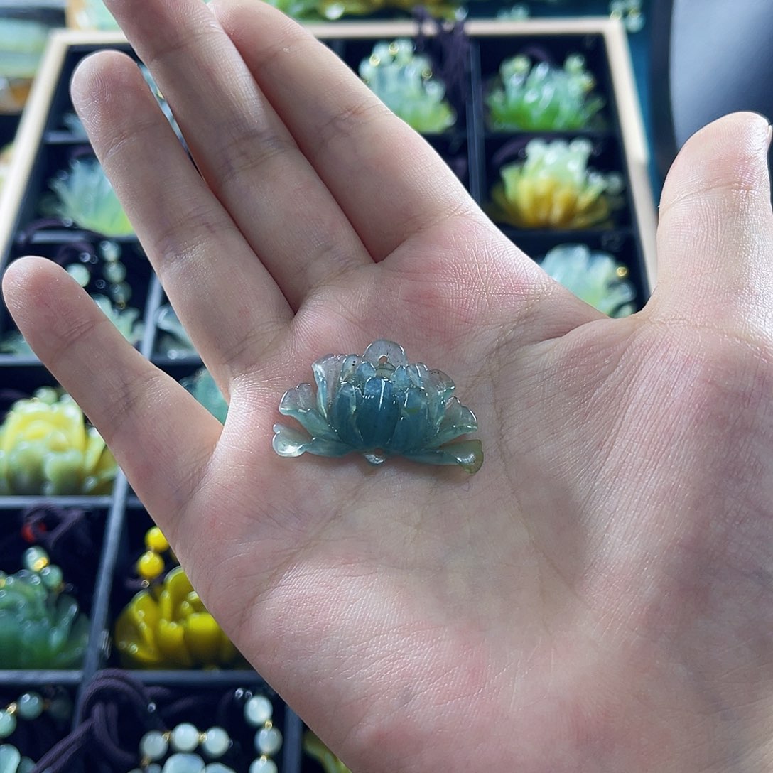 蛇纹石玉颈饰合金