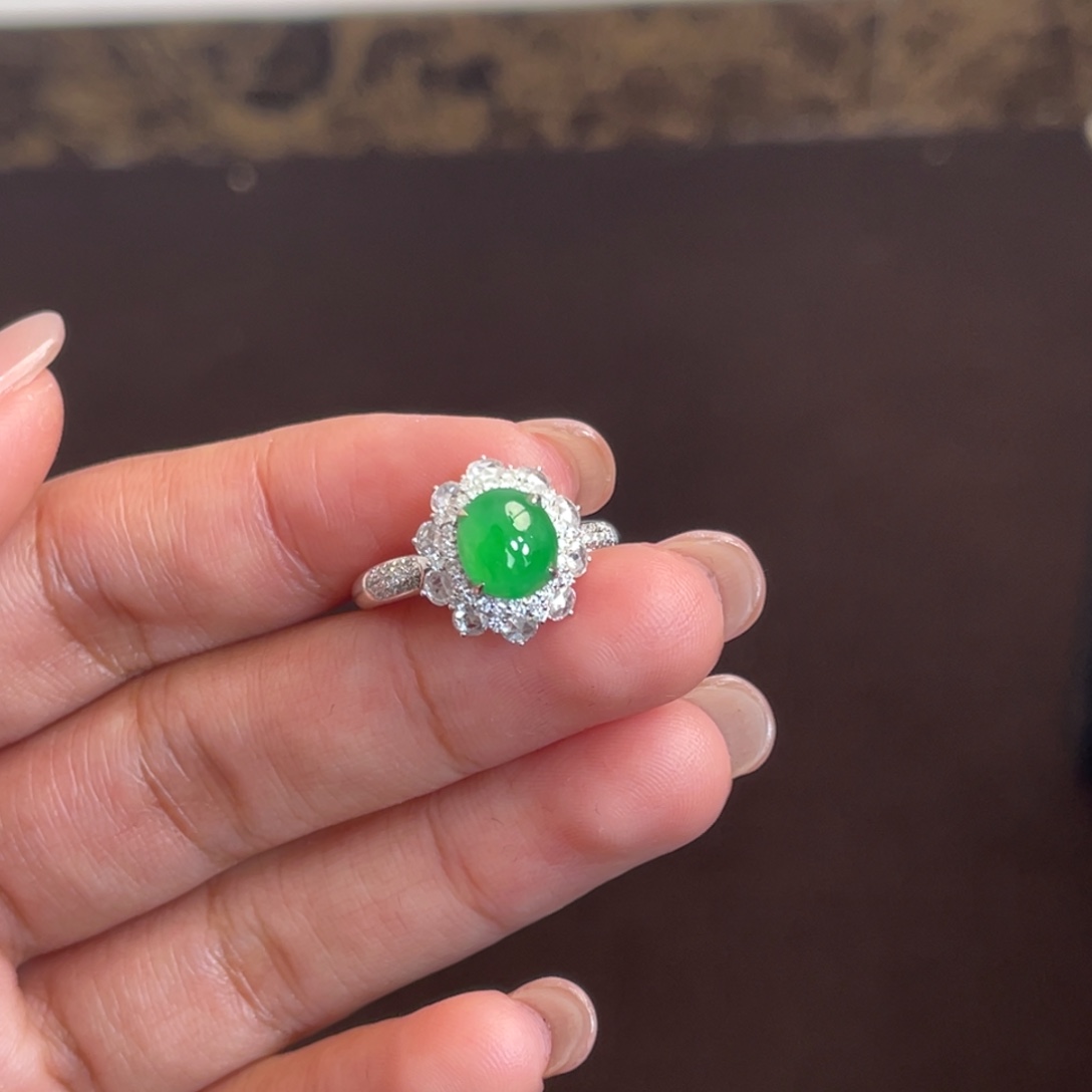 翡翠18K金镶嵌戒指阳绿蛋面戒指