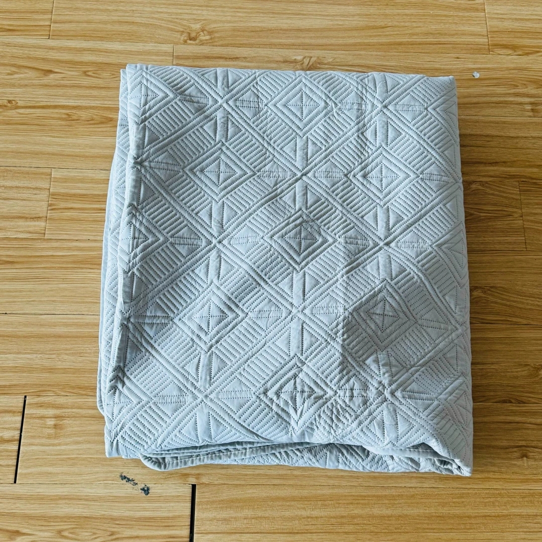 外贸高品质灰色菱形格压胶床盖尺寸约230*230起 发一条