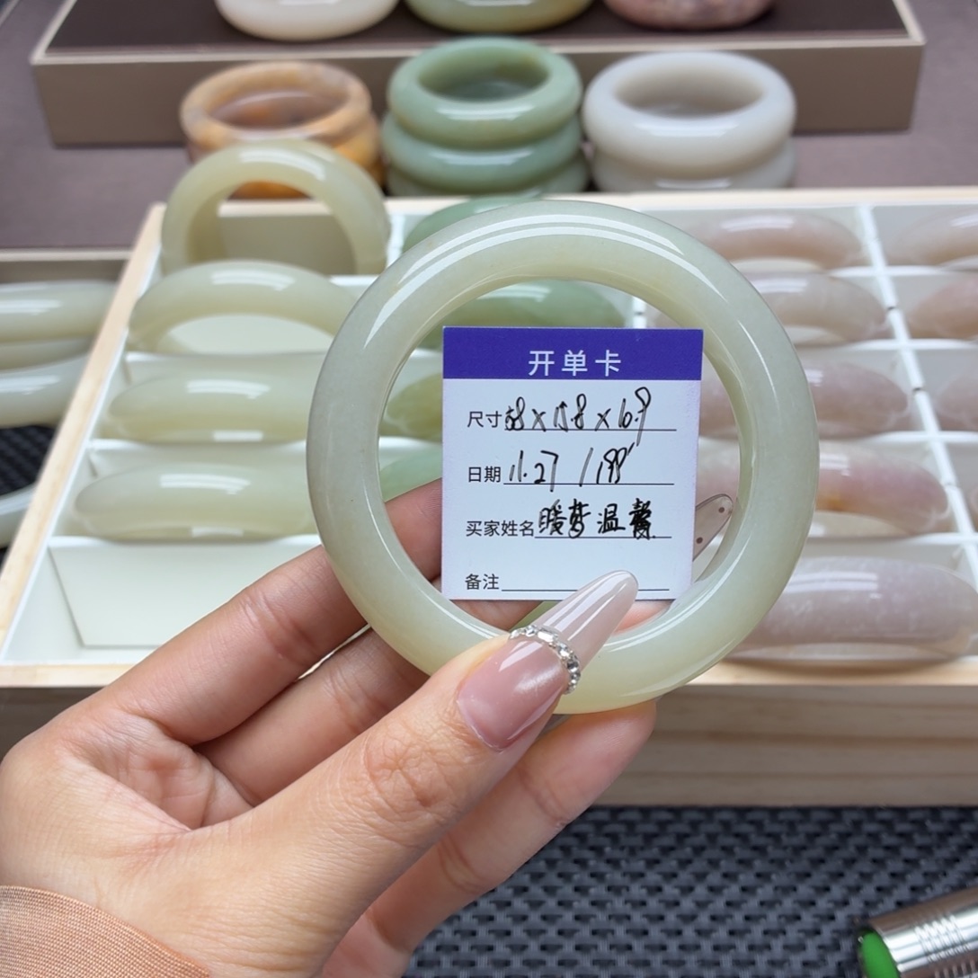 暖***馨石英岩玉未镶嵌手镯