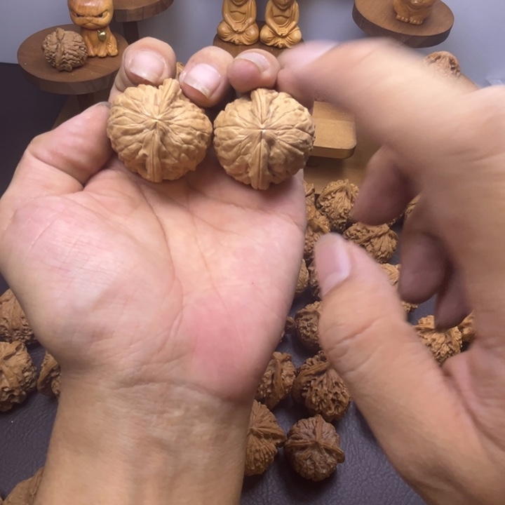 玉***成桃核吊坠金蝉尊两棱马虎有瑕疵