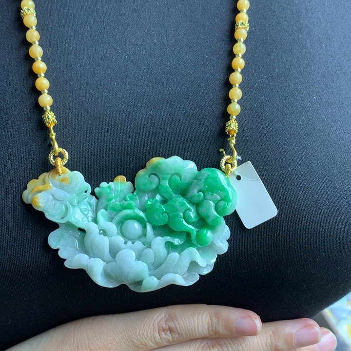 翡翠颈饰未镶嵌翡翠