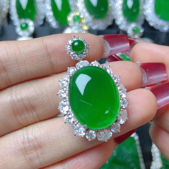 翡翠颈饰18K金镶嵌18。