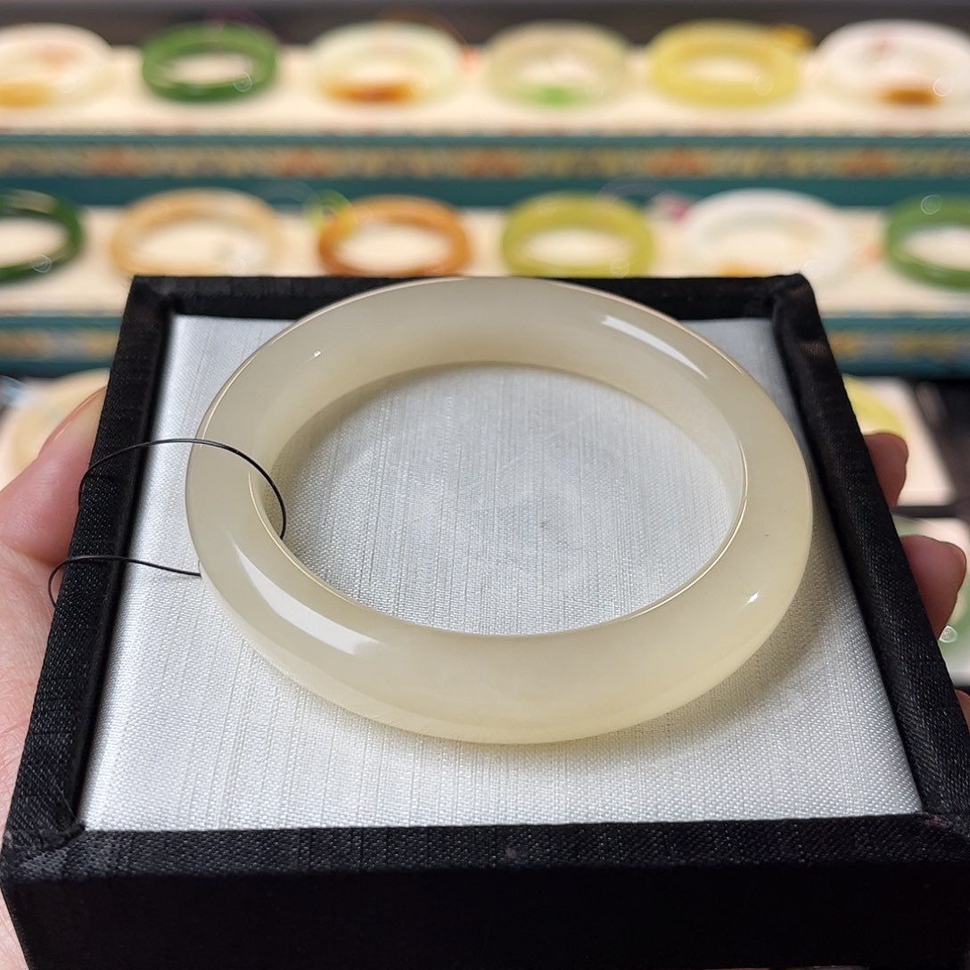 和田玉手镯未镶嵌    高冰粉起荧光