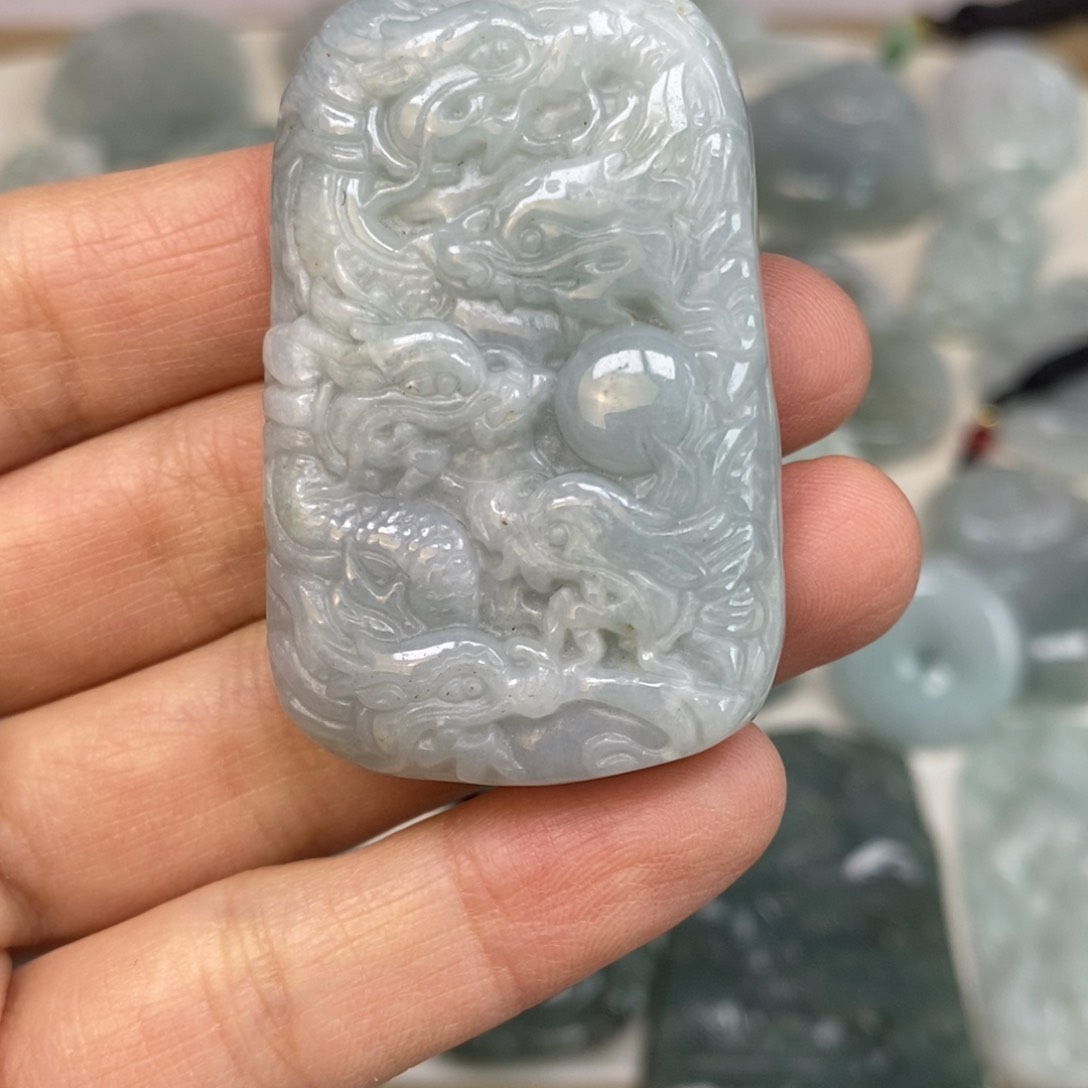 翡翠颈饰未镶嵌九龙