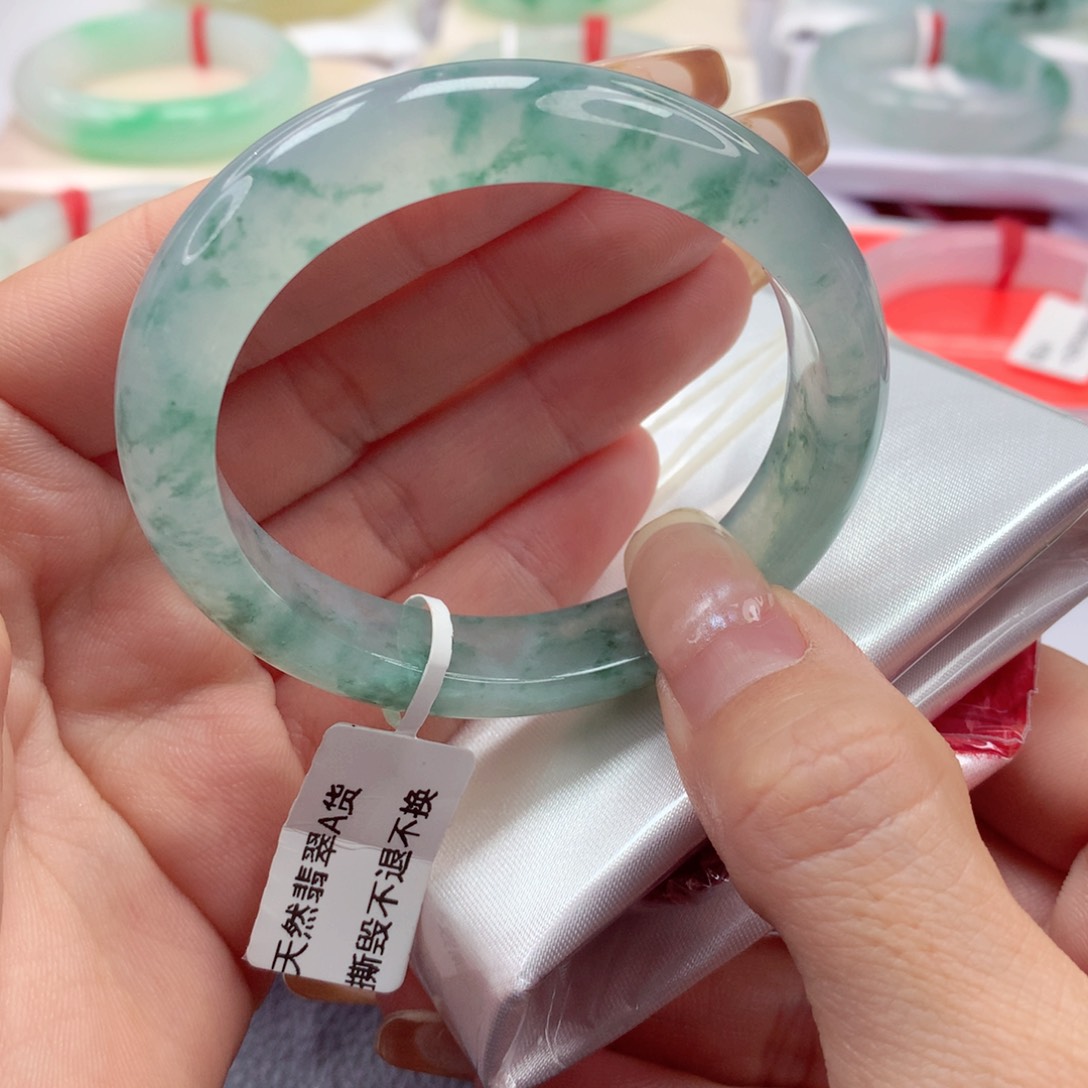 翡翠手镯（贵妃镯）未镶嵌鑫***垚54