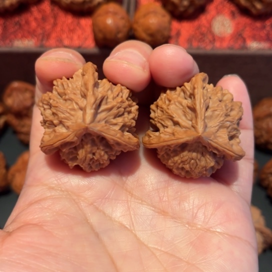 文玩核桃吊坠三棱