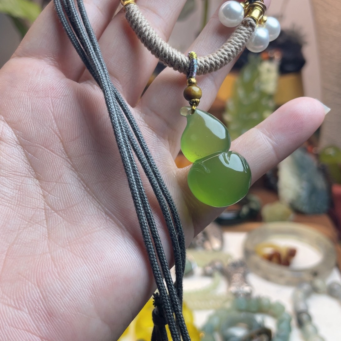 未镶嵌蛇纹石玉吊坠