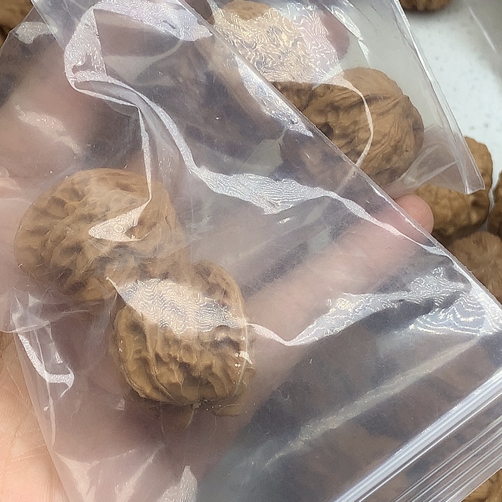 沐***羽文玩核桃吊坠两对一个野狼一对盘山