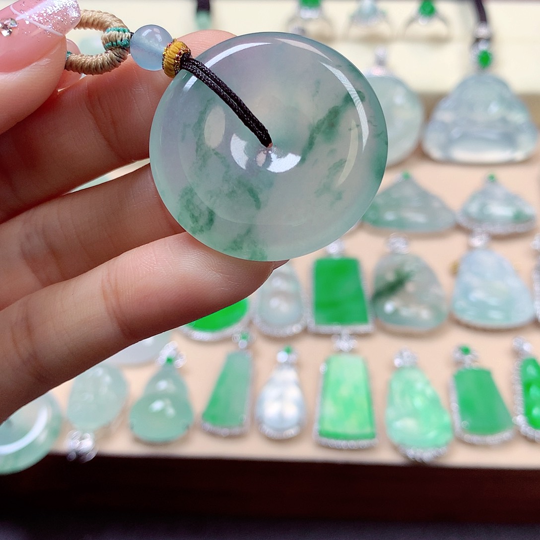 翡翠颈饰未镶嵌此***•翡翠