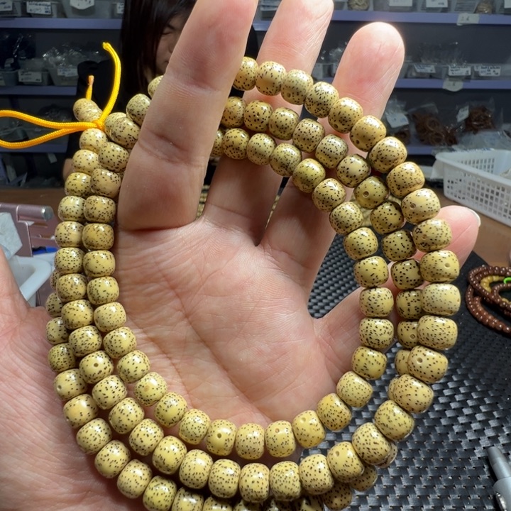 星月菩提手串鸡油黄9×8左右108颗
