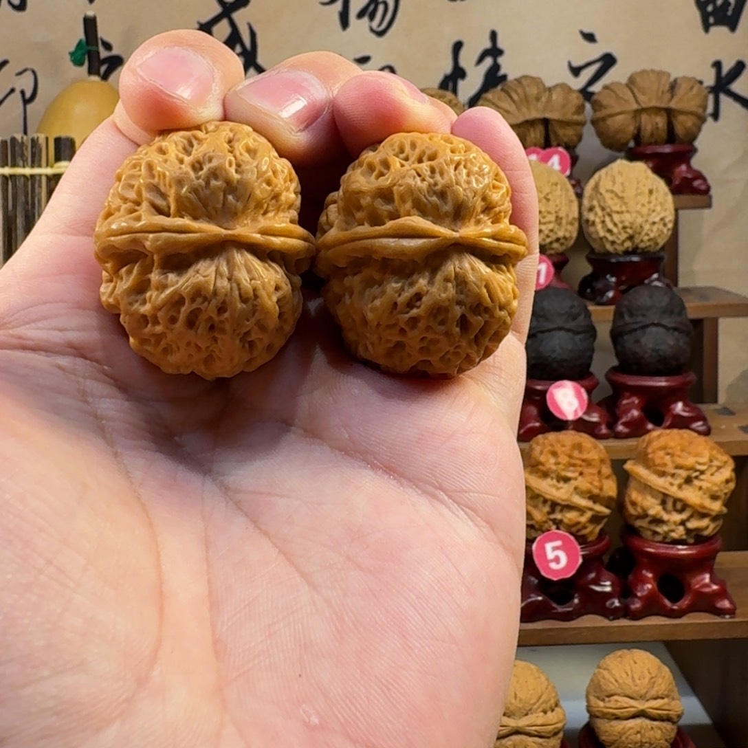 铁核桃把件蜂窝太湖石绣球