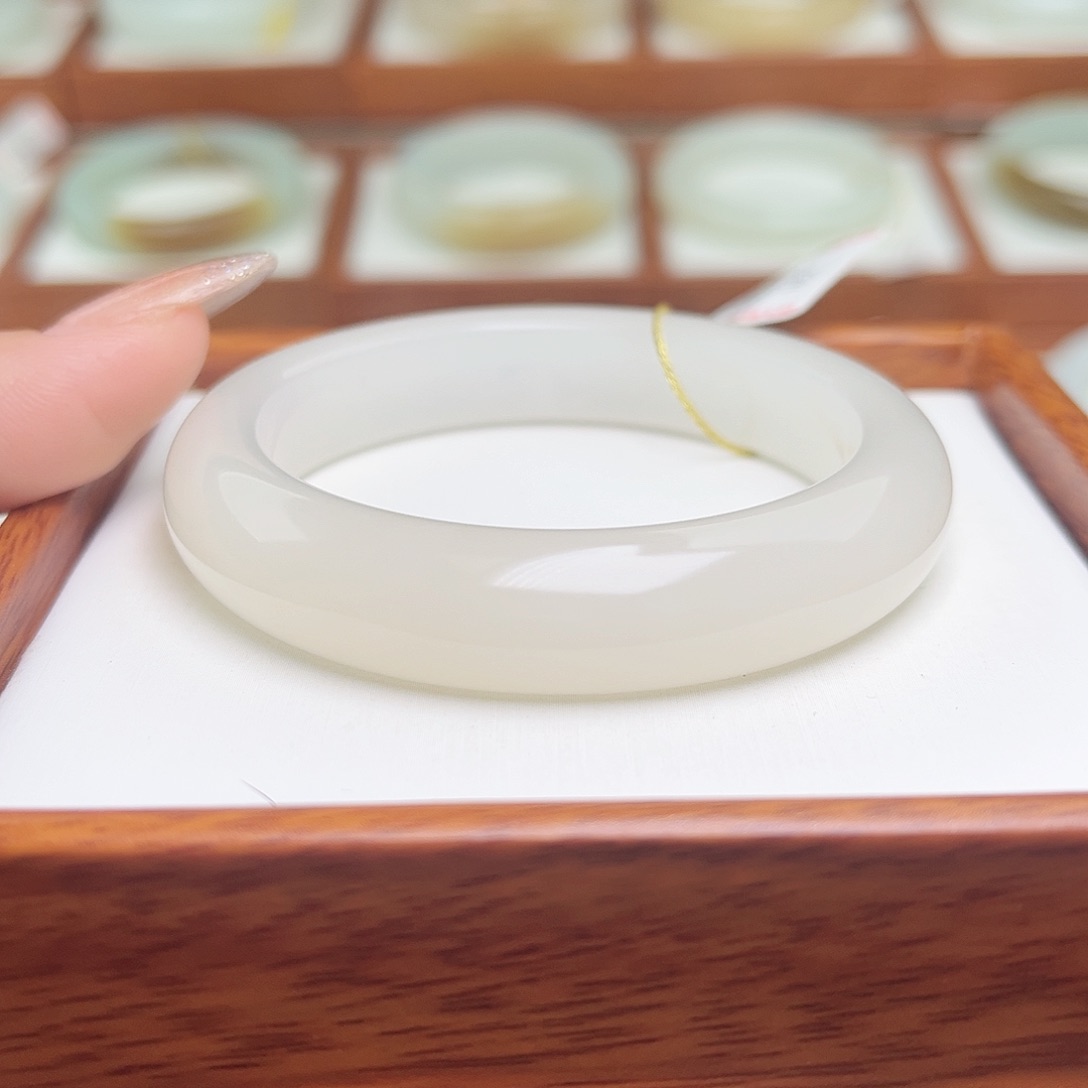 和田玉手镯未镶嵌美****?51