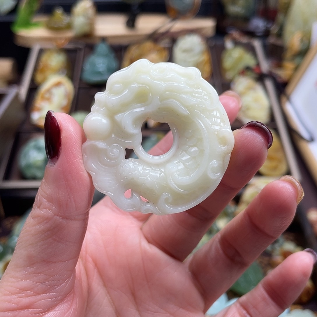 蛇纹石玉颈饰未镶嵌岫玉龙扣