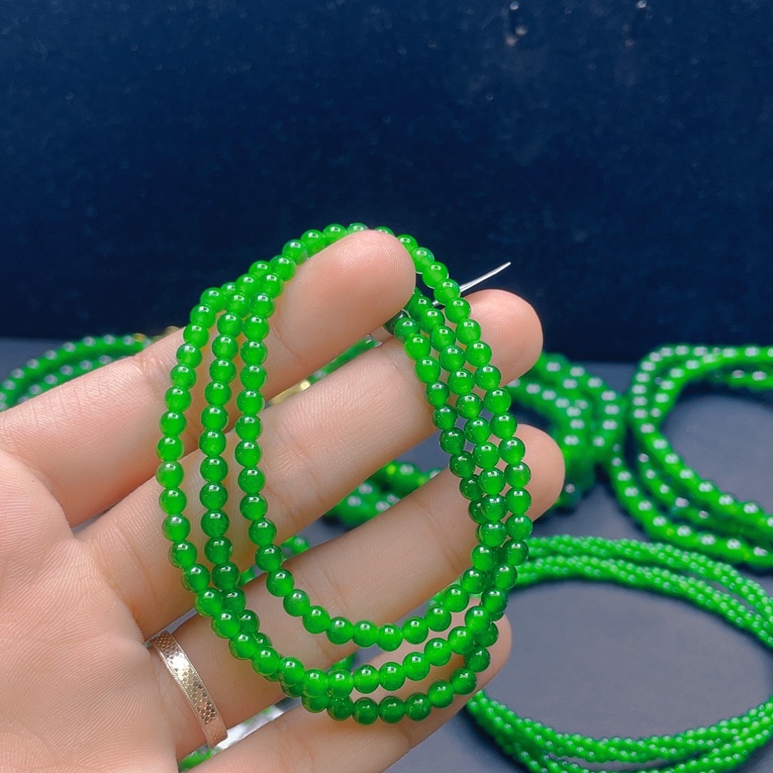 翡翠未镶嵌颈饰        