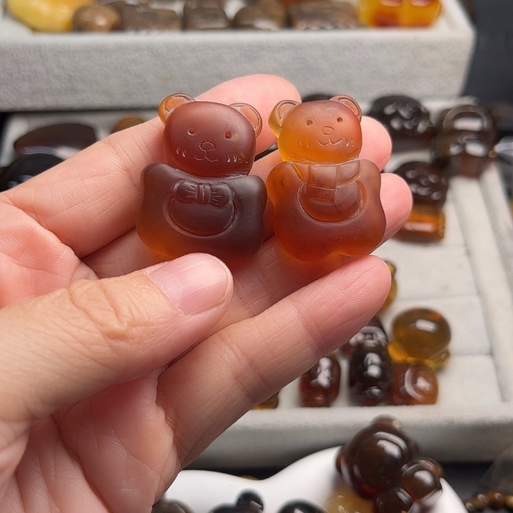 琥珀未镶嵌颈饰琮红