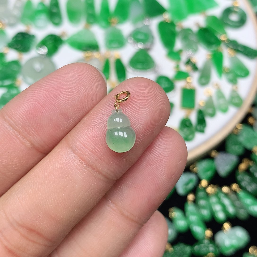 翡翠配石18K金扣 小巧精美冰飘绿饱满葫芦