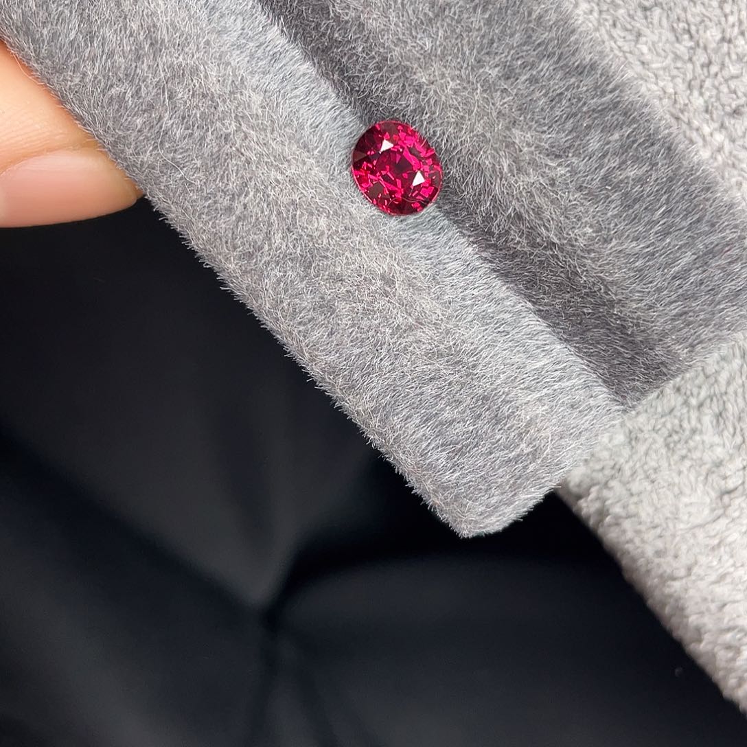 石榴石裸石未镶嵌1.7Ct。  