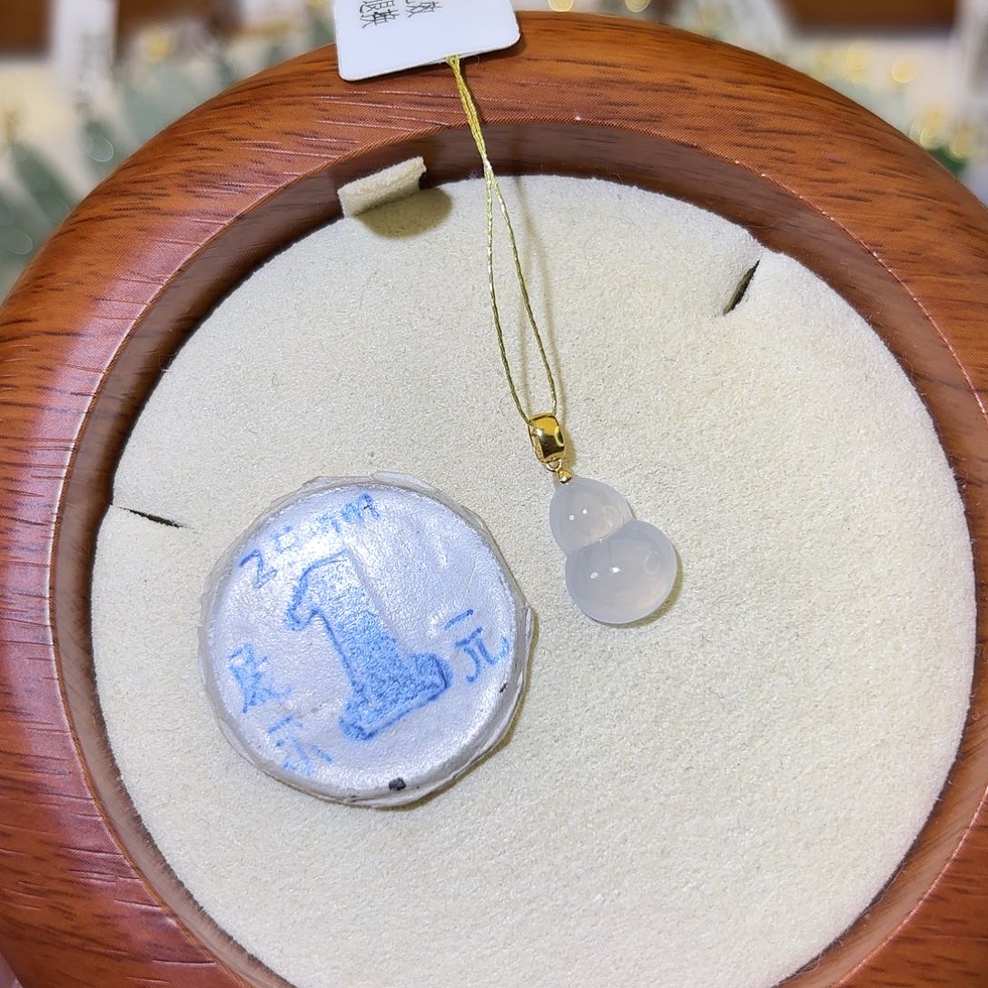 翡翠18K金镶嵌颈饰葫芦